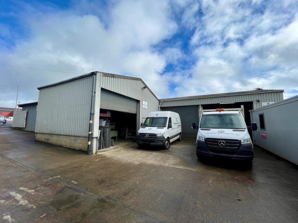 Lot: 112 - ESTABLISHED COMMERCIAL SITE PRODUCING STRONG INCOME - Units 10 & 11